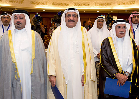 © Reuters/Stephanie McGehee Bahrains Minister of Finanz- und Ölminister Scheich Ahmed Bin Mohammed al-Khalifa, Kuwaits Ölminister Hani Abdulaziz Hussein und Saudiarabians Ölminister Ali Al Naimi