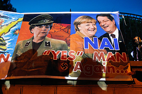 © Reuters/Yannis Behrakis Angela Merkel mit Nazi-Gewand auf Protestbanner in Zypern