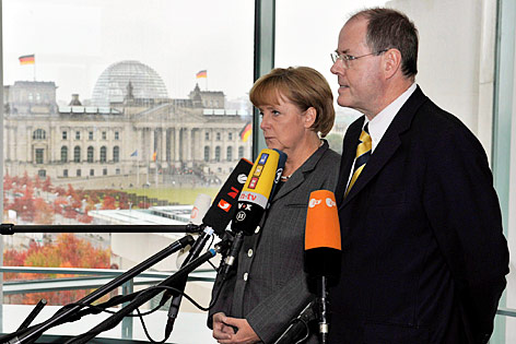 © APA/EPA/Rainer Jensen Deutschlands Bundeskanzlerin Angela Merkel und Finanzminister Peer Steinbrück bei der Pressekonferenz am 5. Oktober 2008
