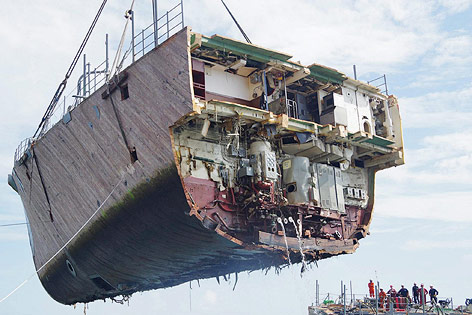 © APA/AP/Philippine Coast Guard Bergung des auf ein Korallenriff aufgelaufenen US-Kriegsschiffs "USS Guardian"