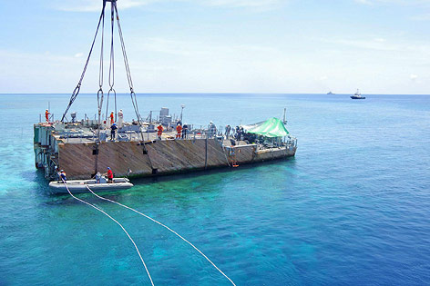 © APA/AP/Philippine Coast Guard Bergung des auf ein Korallenriff aufgelaufenen US-Kriegsschiffs "USS Guardian"