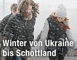 Zwei Frauen im Schneesturm