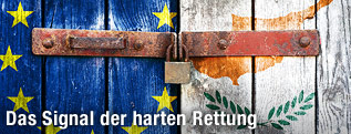Verschlossene Holztüre mit der EU- und der Zypern-Fahne bemalt