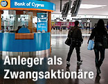 Zwei Personen gehen an einem Bankschalter vorbei