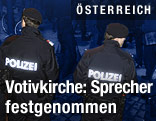 Polizisten nach der Festnahme bei dem Einsatz auf dem Wiener Roosevelt-Platz