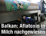 Ein serbischer Lkw-Fahrer füllt seinen Transporttank mit MIlch