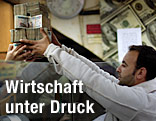 Mann mit einem Stapel Banknoten
