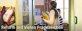Eine Lehrerin betritt ein Klassenzimmer