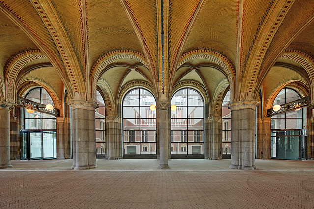 © Pedro Pegenaute Säulengang im Amsterdamer Reichsmuseum mit Blick auf das Atrium
