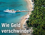 Yacht legt an einem Steg vor einer K&uuml;ste an