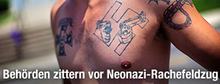 Männlicher Oberkörper mit Swastika-Tattoo