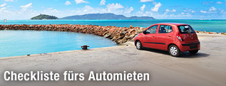 Parkendes Auto vor Meeresküste