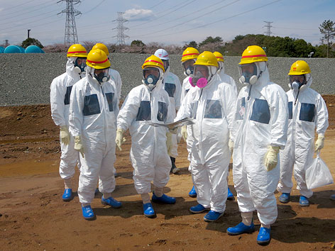 © Reuters/TEPCO Arbeiter in Schutzanzügen