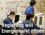 Arbeiter in einem Kontrollraum eines Stromanbieters