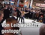 Leibwächter und Femen-Aktivistin