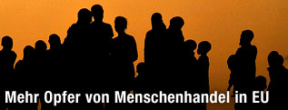 Silhouette von mehreren Menschen