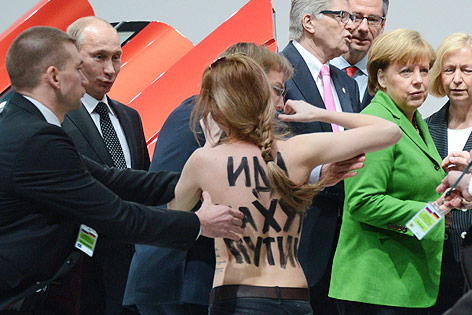© APA/EPA/Jochen Luebke Eine halbnackte Femen-Demonstrantin läuft auf den russischen Präsidenten Wladimir Putin zu
