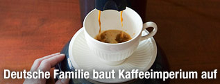 Kaffee rinnt aus einer Kaffeemachine
