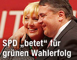 Claudia Roth (Grüne) und Sigmar Gabriel (SPD) umarmen sich