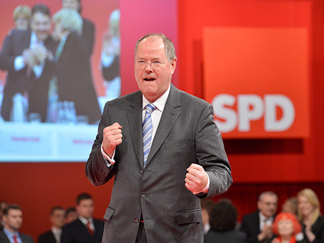 Kanzler-Kandidat der SPD Peer Steinbrück jubelnd