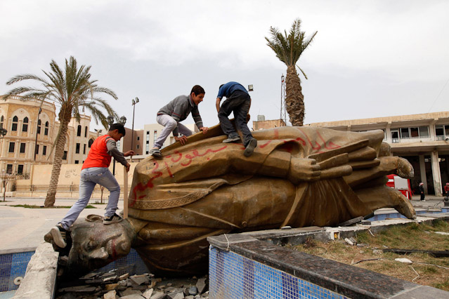 © Kinder spielen auf Statue von syrischem Ex-Präsidenten Hafez Al-Assad in Rakka Reuters/Hamid Khatib