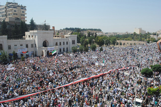 © Reuters Massenprotest gegen Machthaber Bashar al-Assad in Hama