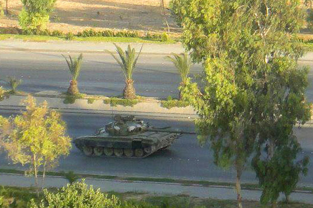 © Reuters/Shaam News Network Armeepanzer in Damaskus