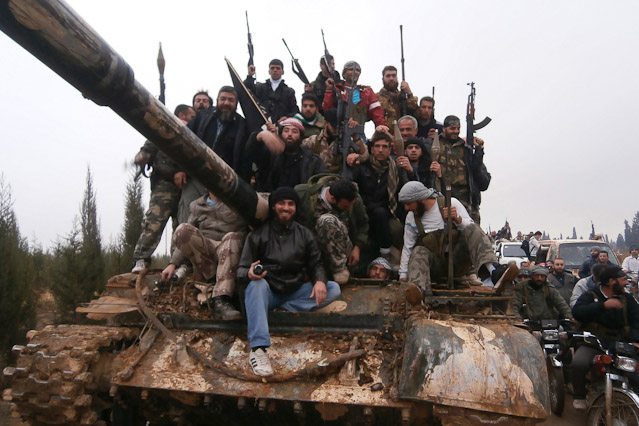 © Reuters/Shaam News Network Rebellen posieren auf Armeepanzer
