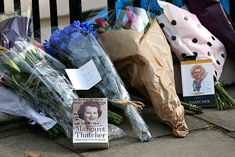 © AP/Sang Tan Blumen vor der Downing Street10