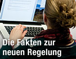 Studentin schreibt am Laptop