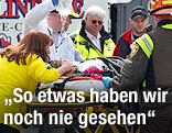 Rettungskr&auml;fte versorgen Verletzten