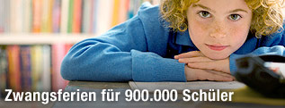 Sch&uuml;ler beim Lesen
