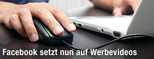 Mann vor dem Computer