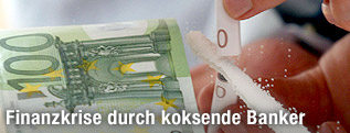 Auf dem gestellten Foto schnupft ein Mann Kokain durch einen zusammengerollten Geldschein