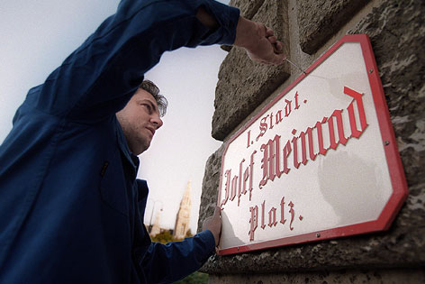 © APA/Hans Klaus Techt Auf dem Platz zwischen Burgtheater und Volksgarten in Wien wird das Straßenschild "Josef Meinrad-Platz" angebracht