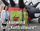 Astrid R&ouml;ssler und Eva Glawischnig (Gr&uuml;ne) vor einem auf dem R&uuml;cken liegenden riesigen Marienk&auml;fer