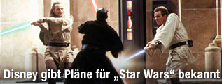 Szene aus "Star Wars" - Obi Van Kenobi und Qui-Gon Jinn kämpfen mit Laserschwerten gegen Darth Maul