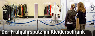 Besucherinnen betrachten Tauschware