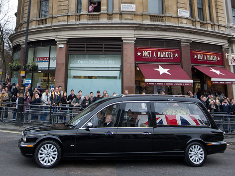 © APA/EPA/Tom Hevezi Thatchers Sarg wird in einem Leichenwagen transportiert