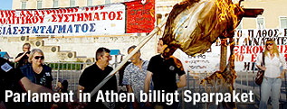 Demonstranten vor Parlament in Athen