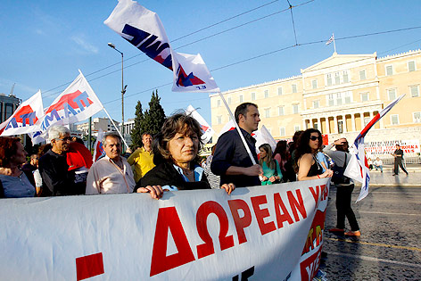 Demonstranten vor Parlament in Athen