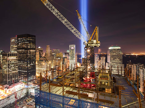 © AP/Mark Lennihan Lichtsäulen erinnern an die Twin Towers