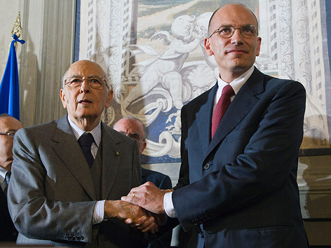 © APA/AP/Domenico Stinellis Italiens Präsident Giorgio Napolitano schüttelt Enrico Letta die Hand