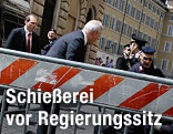 Polizei und Beamte hinter Absperrung vor dem Regierungssitz in Rom
