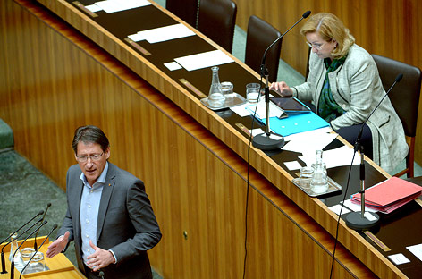 © APA/Roland Schlager BZÖ-Klubchef Josef Bucher, hinter ihm Finanzministerin Maria Fekter (ÖVP)