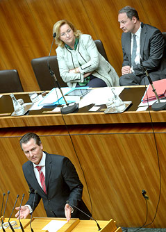 © APA/EPA/Andreas Gebert Team Stronach-Klubchef Robert Lugar, BM Maria Fekter und Sts. Andreas Schiedre