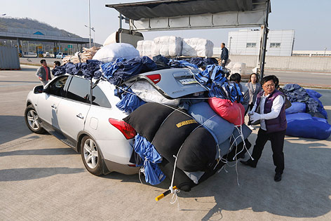 © Reuters/Lee Jae WonVollgepackte Autos Vollgepackte Autos