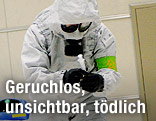 Mann in Schutzanzug
