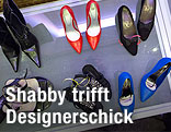 Schuhe bei der Tauschbörse im Wiener Hilton