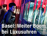 Frau vor Vitrine